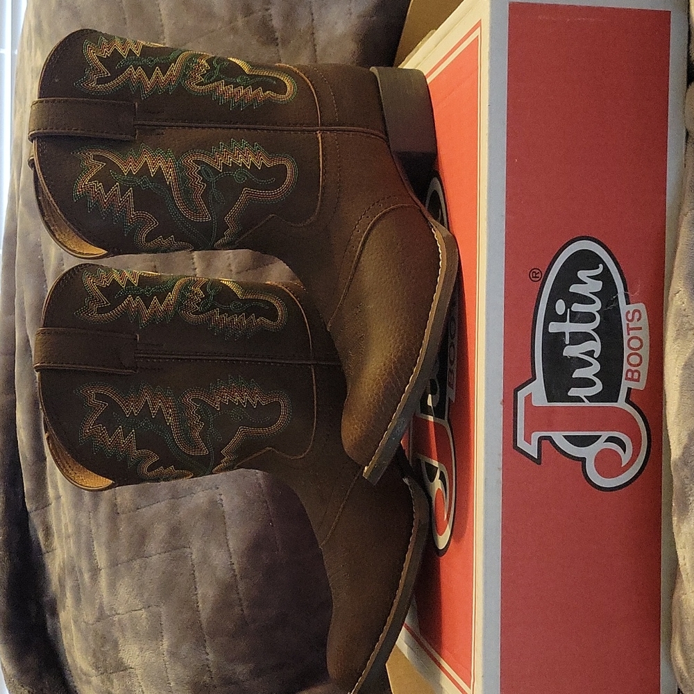 NWT Justin Boots